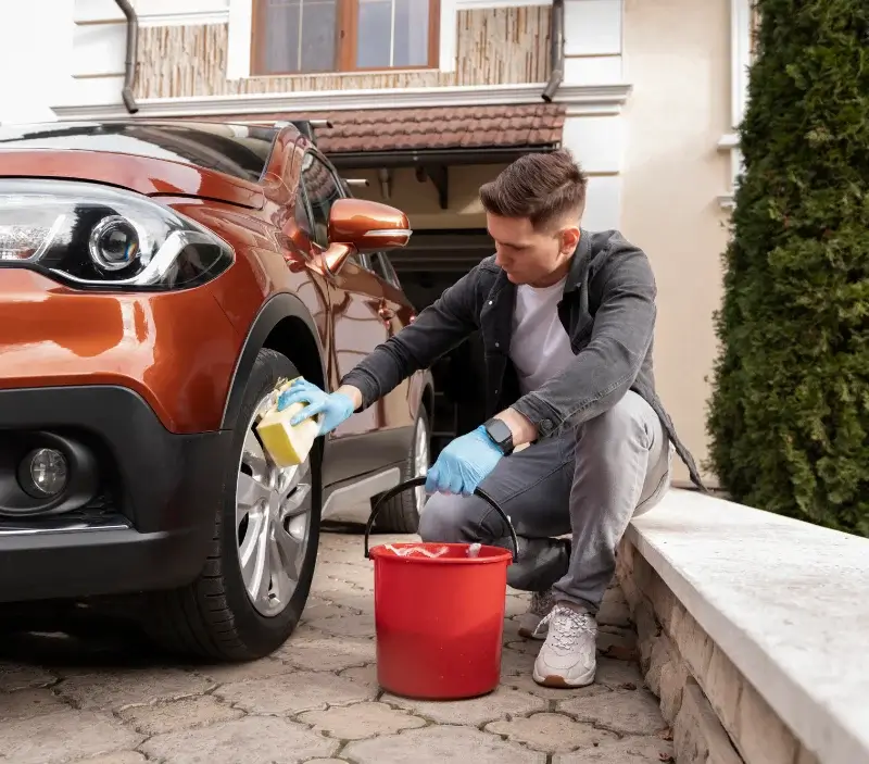 Lavage auto à domicile Saint-Arnoult-des-Bois : professionnel intervenant sur un véhicule